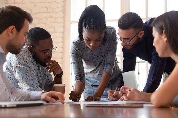 collaborateurs autour d'une table