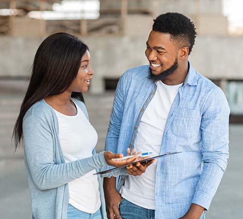 couple qui choisit une mutuelle santé