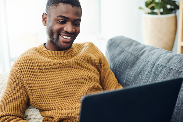 homme qui consulte les garanties d'un contrat de prévoyance